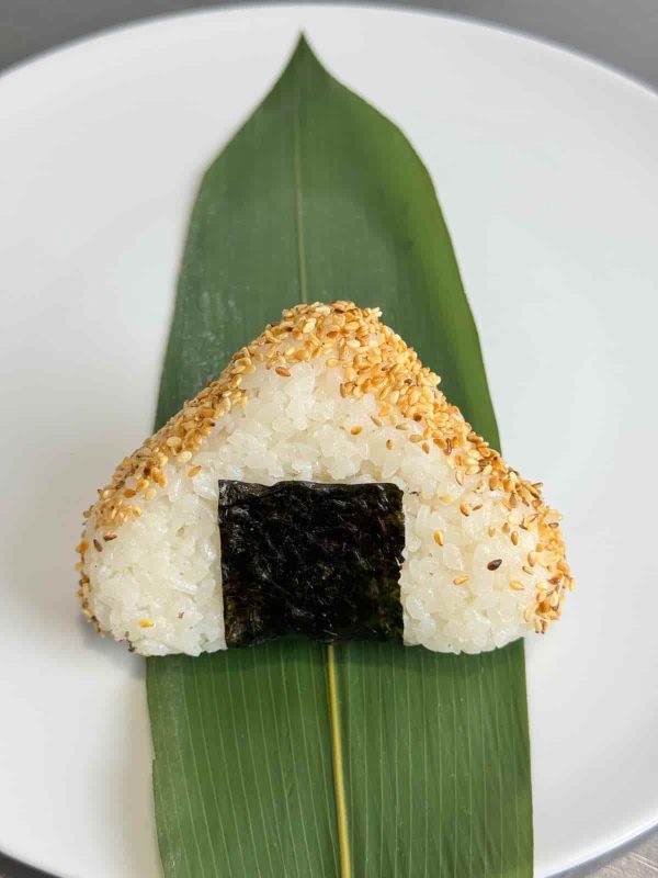 Onigiri pieczony łosos pasta losos